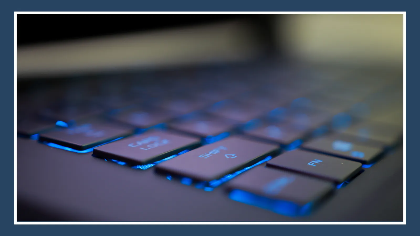 Touches de clavier rétroéclairées en bleu, en gros plan