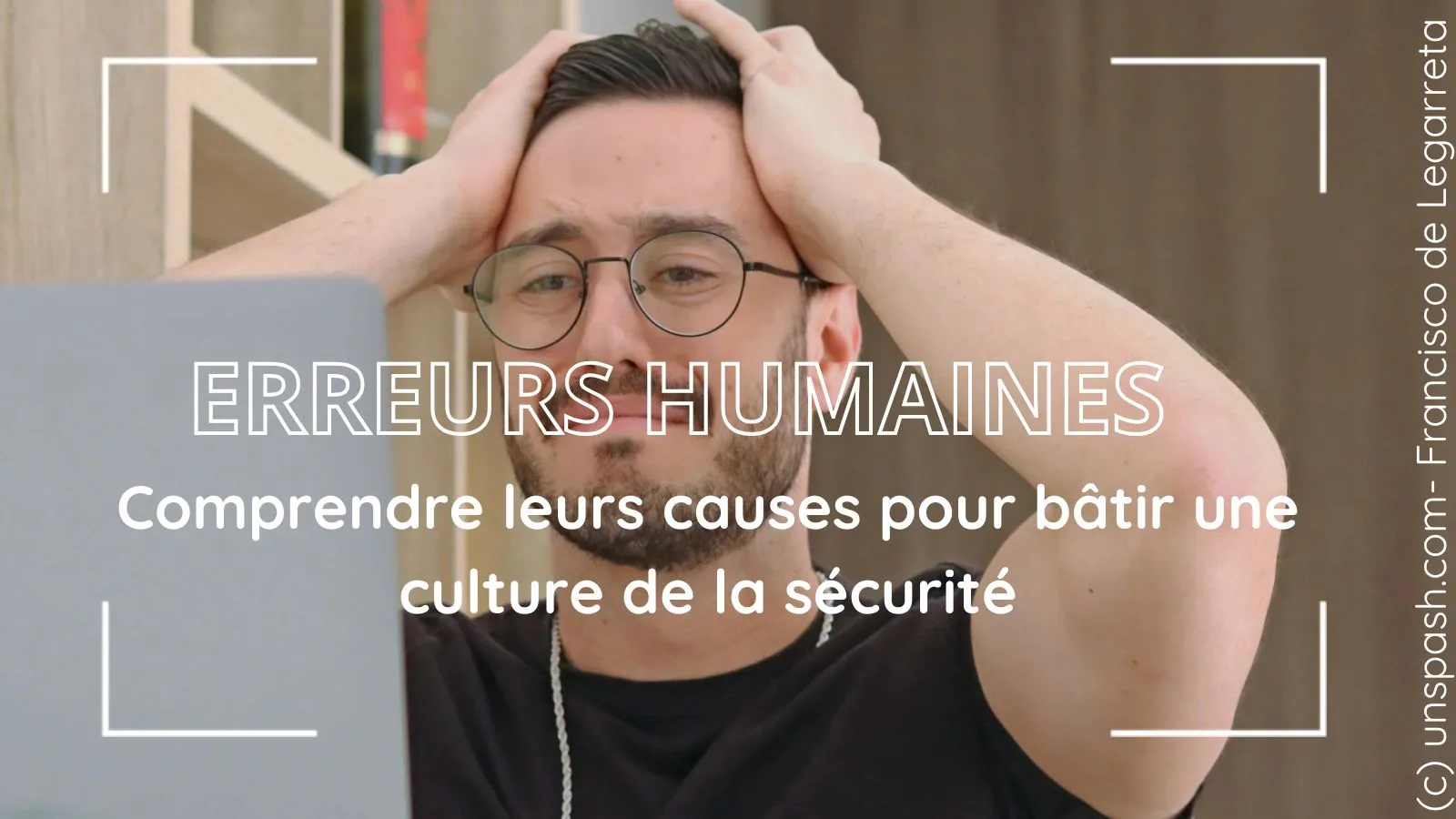 Homme se tenant la tête devant son ordinateur, avec le titre « Erreurs humaines »