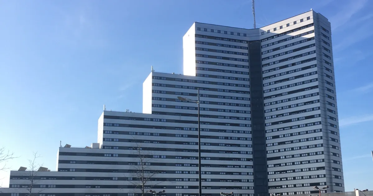 Grand immeuble de bureaux en gradins sous un ciel bleu